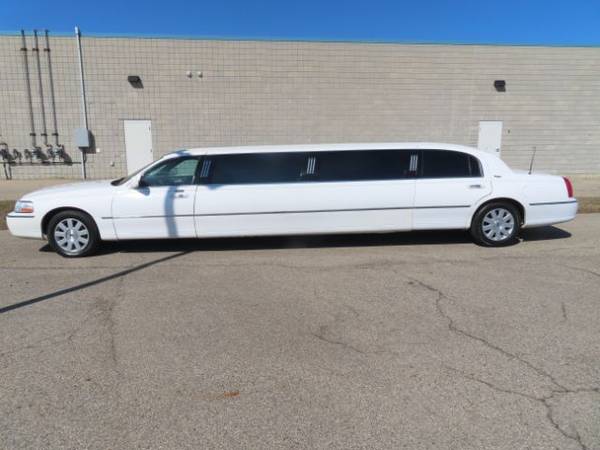 2005 Lincoln Towncar Executive Limo 4 6L V8 - Warranty - cars & for sale in Middleville, MI – photo 2