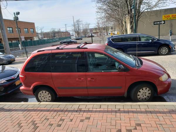 2005 Chrysler Town & Country for sale in Mineola, NY – photo 3