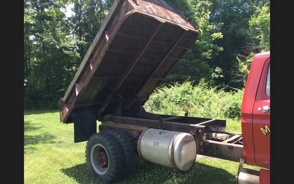 1977 Ford F880 dump truck for sale in Ludlow , MA – photo 11