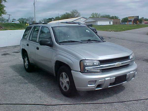 2005 chevy trailblazer ls 4x4 - - by dealer - vehicle for sale in Saint Joseph, MO – photo 2