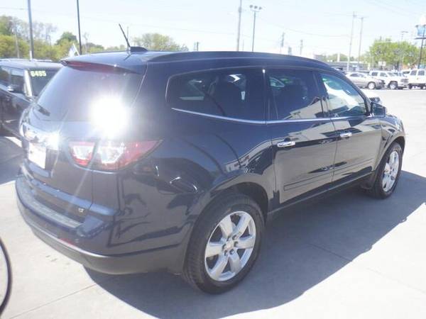 2017 Chevrolet Traverse LT - - by dealer - vehicle for sale in Des Moines, IA – photo 3