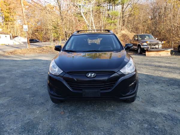 2011 HYUNDAI TUCSON FWD VERY CLEAN NO RUST - cars & trucks - by... for sale in Wynantskill, NY – photo 2