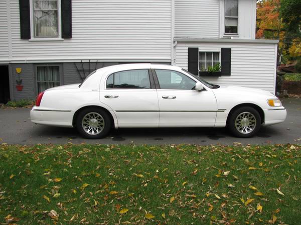 2000 Lincoln Town Car Signature - cars & trucks - by owner - vehicle... for sale in North Attleboro, MA – photo 5