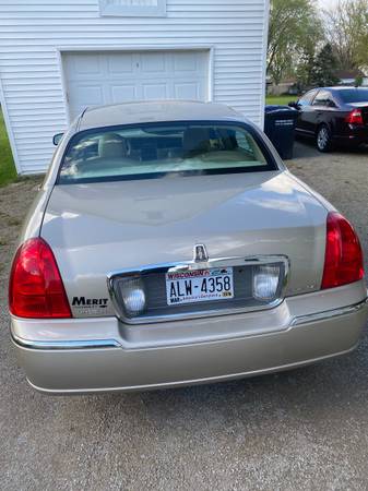 2007 Lincoln Town Car Signature Limited - Low Miles, Loaded, Nice! for sale in Oshkosh, WI – photo 4