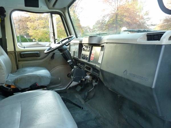 2002 International 4700 AUTO 24' Box Truck 7.3L PowerStroke Liftgate... for sale in Duluth, GA – photo 21