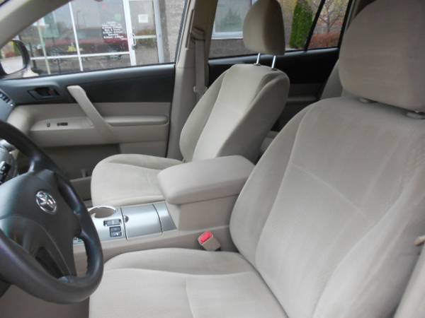 2010 Toyota Highlander Base - cars & trucks - by dealer - vehicle... for sale in Iowa City, IA – photo 9