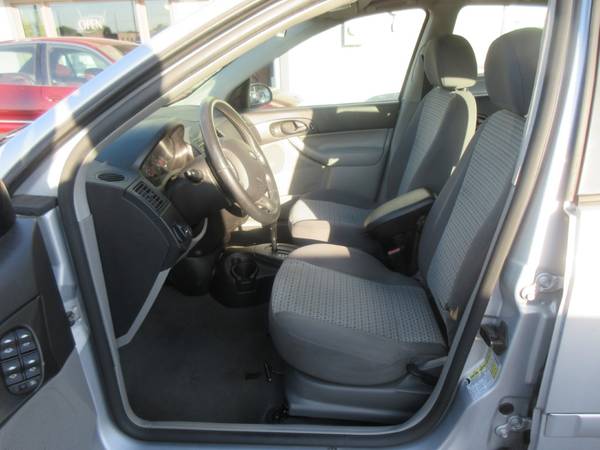 2006 Ford Focus ZX4 Sedan - Automatic/Wheels/Roof/Low Miles - 117K!!... for sale in Des Moines, IA – photo 11