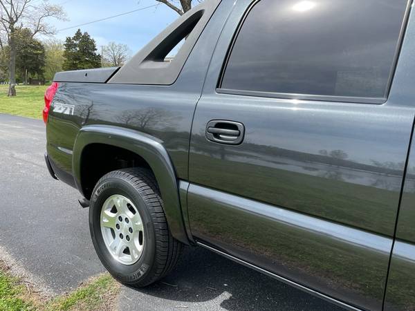 2005 Chevy Avalanche ONE OWNER! LIKE NEW! 4x4! - - by for sale in Forsyth, AR – photo 11