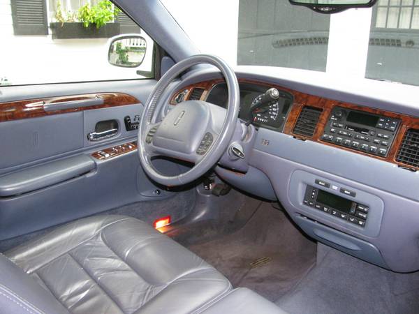 2000 Lincoln Town Car Signature - cars & trucks - by owner - vehicle... for sale in North Attleboro, MA – photo 10