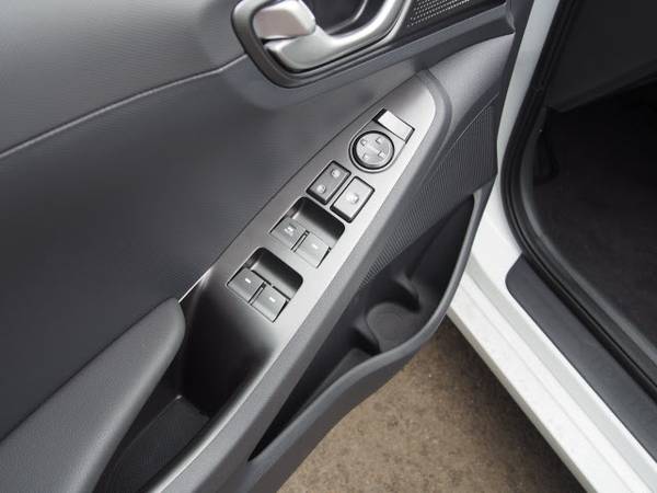 2020 Hyundai Ioniq Plug-In Hybrid SE - - by dealer for sale in Beaverton, OR – photo 17