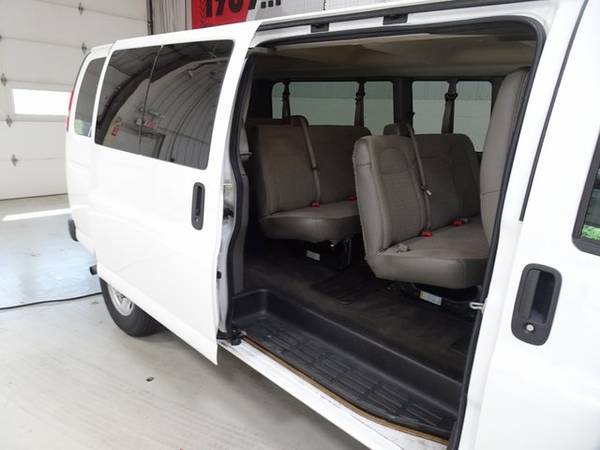 2017 Chevrolet Express 3500 LT Summit White for sale in Cedar Falls, IA – photo 7