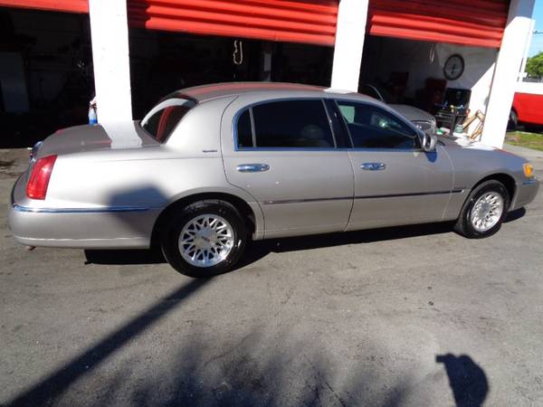1999 Lincoln Town Car 4dr Sdn Signature - ELDERLY OWNED, GARAGED KEPT for sale in Fort Lauderdale, FL – photo 7