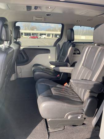 2011 Chrysler Town and Country Touring-L - cars & trucks - by owner... for sale in Richmond, OH – photo 11