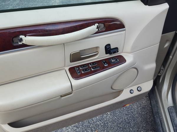 2004 Lincoln town car signature - cars & trucks - by dealer -... for sale in Elmhurst, IL – photo 7