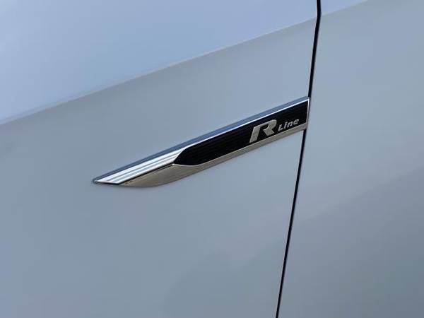 2018 Volkswagen Passat sedan R-Line Auto - Volkswagen Pure White for sale in Sterling Heights, MI – photo 8