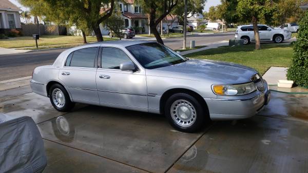 2002 Lincoln Town Car for sale in Corona, CA
