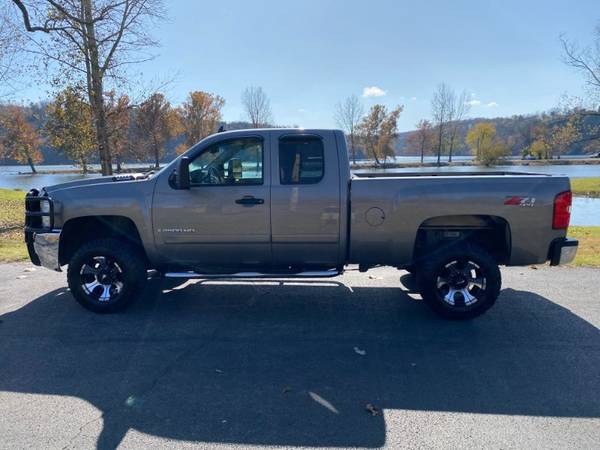 2008 Chevrolet Silverado 2500HD LIKE NEW! - cars & trucks - by... for sale in Forsyth, IA – photo 4