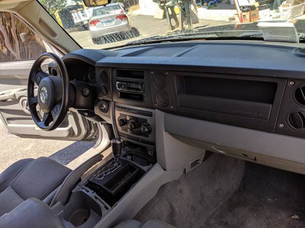 2007 Jeep Commander AWD Seats 7 check engine light on for sale in Paso robles , CA – photo 4