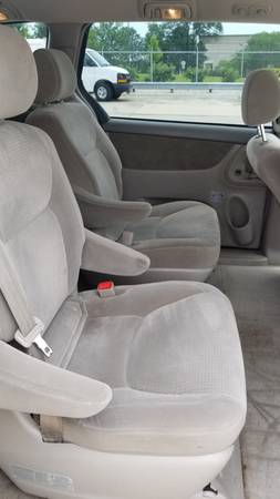 $6499/ EXCELLENT / 2007 TOYOTA SIENNA CE/LE /MINT(VIN:... for sale in Lombard, IL – photo 3