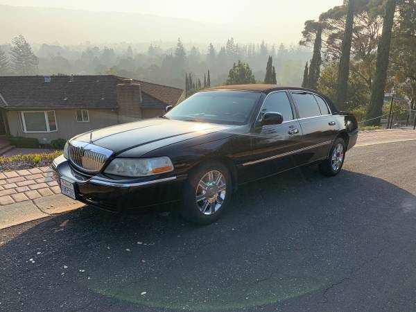 2007 Lincoln Towncar - cars & trucks - by owner - vehicle automotive... for sale in Campbell, CA – photo 2
