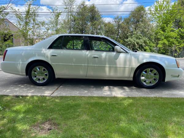 sharp 2001 Cadillac dts SUPER CLEAN NO RUST (pearl white) - cars & for sale in Wauconda, WI – photo 7