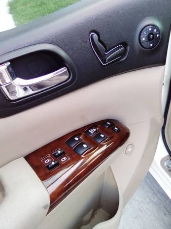 2007 Hyundai Entourage Minivan Leather Interior Fully Loaded - cars for sale in Johnston, IA – photo 4