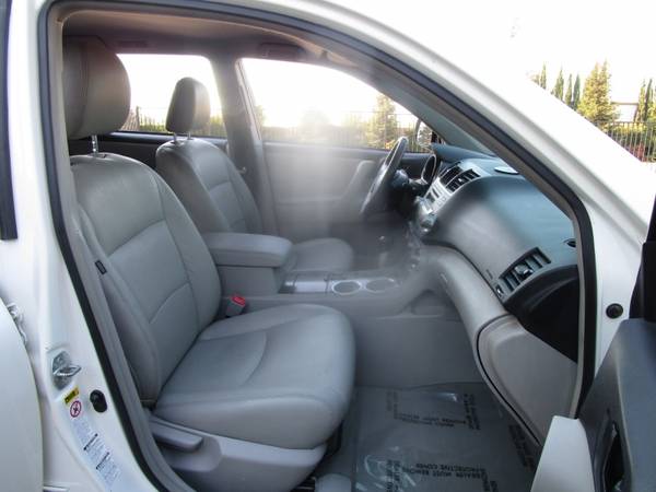 2010 Toyota Highlander 4WD - LEATHER SEATS - ROOF RAILS - RECENTLY... for sale in Sacramento , CA – photo 5
