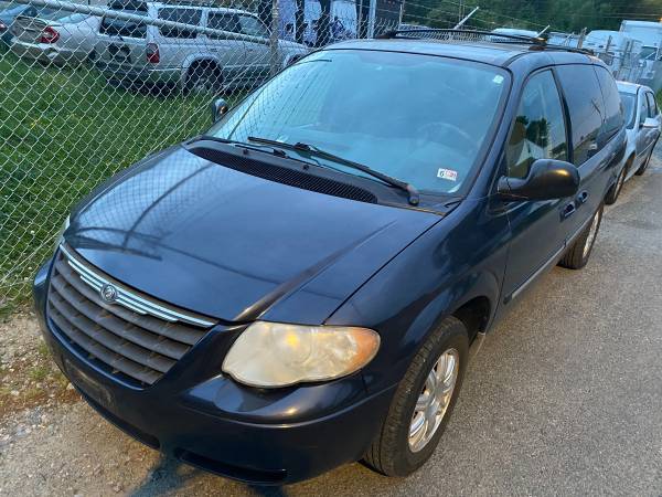20007 CHRYSLER TOWN & COUNTRY - - by dealer - vehicle for sale in Richmond , VA – photo 2