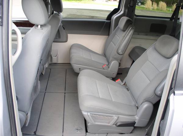 2010 CHRYSLER TOWN & COUNTRY TOURING, 3 8L V6, clean, runs great for sale in Coitsville, OH – photo 7