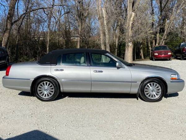 2004 LINCOLN TOWN CAR ***69,000 MILES***NO ACCIDENT LUXURY SEDAN... for sale in VALLLEY FALLS, KS – photo 9