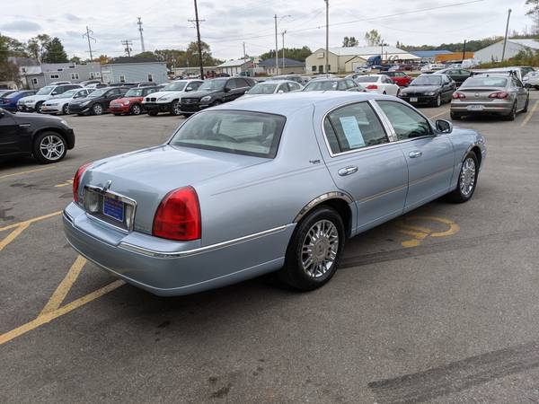 2006 Lincoln Town Car - cars & trucks - by dealer - vehicle... for sale in Evansdale, IA – photo 4