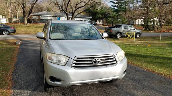 PRICED TO SELL! 2008 Toyota Highlander Sport Utility - cars & trucks... for sale in Indianapolis, IN – photo 2