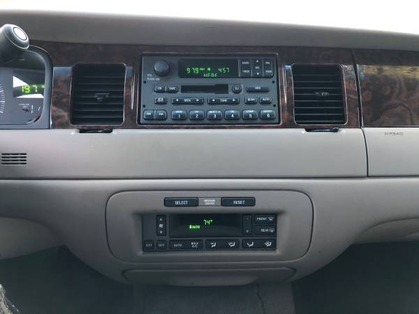 2001 LINCOLN TOWN CAR EXECUTIVE - cars & trucks - by owner - vehicle... for sale in Chicago, IL – photo 11