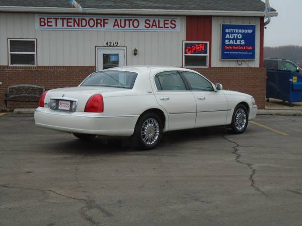 2006 Lincoln Town Car Signature Limited - - by dealer for sale in Bettendorf, IA – photo 3