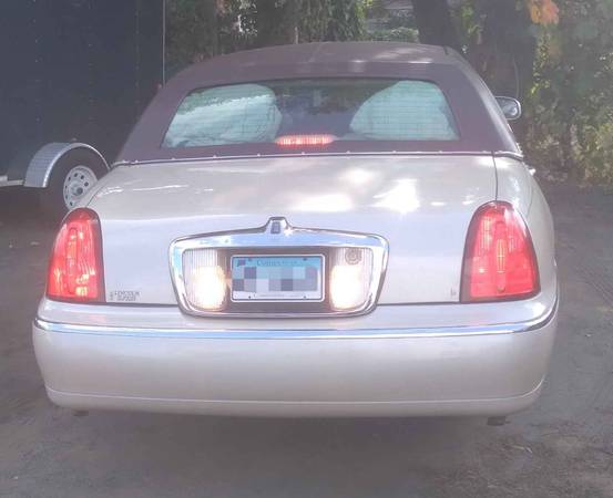 2000 Lincoln TownCar *Cartier Edition* - cars & trucks - by owner -... for sale in Hartford, CT – photo 3