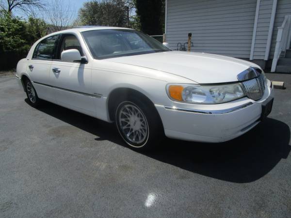 2002 Lincoln Town Car signature - - by dealer for sale in Clementon, NJ – photo 2