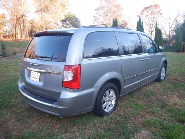 EXCELLENT 2013 CHRYSLER TOWN & COUNTRY FAMILY VAN ALL POPULAR... for sale in Ellijay, GA – photo 16