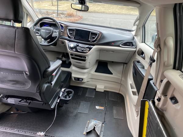 2019 Chrysler Pacifica Wheelchair Van BraunAbility Touring L - cars for sale in Brookfield, NY – photo 15
