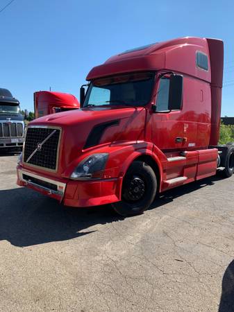 Freightliner and Volvo Semi Trucks for sale in Sterling Heights, MI – photo 2