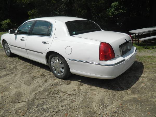 2004 Lincoln Town car - cars & trucks - by owner - vehicle... for sale in Ronkonkoma, NY – photo 3