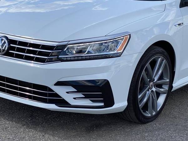 2018 Volkswagen Passat sedan R-Line Auto - Volkswagen Pure White for sale in Sterling Heights, MI – photo 6
