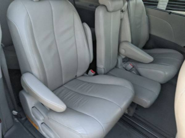 2013 Toyota Sienna XLE 8 Passenger 4dr Mini Van van Silver Sky for sale in Fayetteville, MO – photo 17