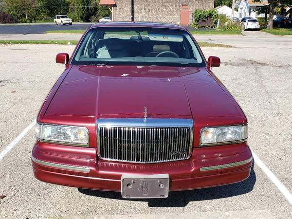 1997 LICOLN TOWN-CAR LOADED RUNS $ DRIVES GREAT for sale in Kenosha, WI – photo 2