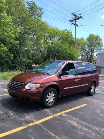 2007 Chrysler Town & Country TOURING RUNS LIKE NEW for sale in milwaukee, WI