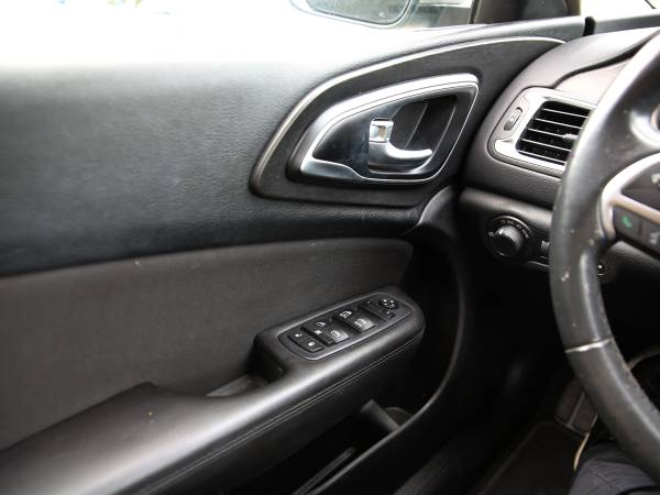 2016 Chrysler 200 Limited Sedan, Backup Cam, Auto, 4-Cyl, Silver for sale in Pearl City, HI – photo 14