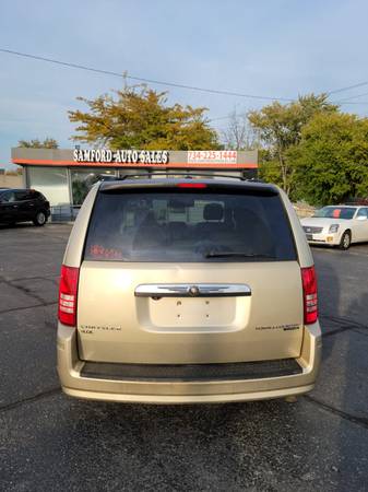 2010 CHRYSLER TOWN & COUNTRY TOURING PLUS CLEAN TITLE RUNS GREAT -... for sale in Riverview, MI – photo 8