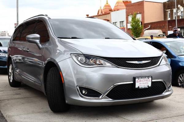 2018 Chrysler Pacifica Touring L FWD Minivan - - by for sale in Jamaica, NY – photo 4