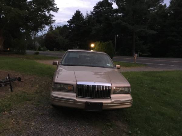 1996 Lincoln Town Car Executive Sedan 4D - cars & trucks - by owner... for sale in Annandale On Hudson, NY – photo 2