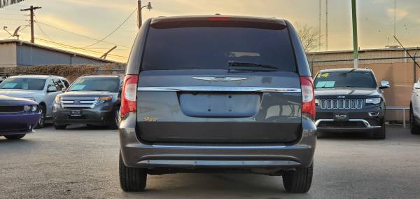2014 CHRYSLER TOWN & COUNTRY - - by dealer - vehicle for sale in El Paso, TX – photo 5