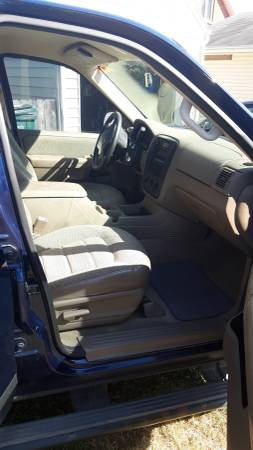 Clean 2004 Ford Explorer for sale in Richmond, IN – photo 3